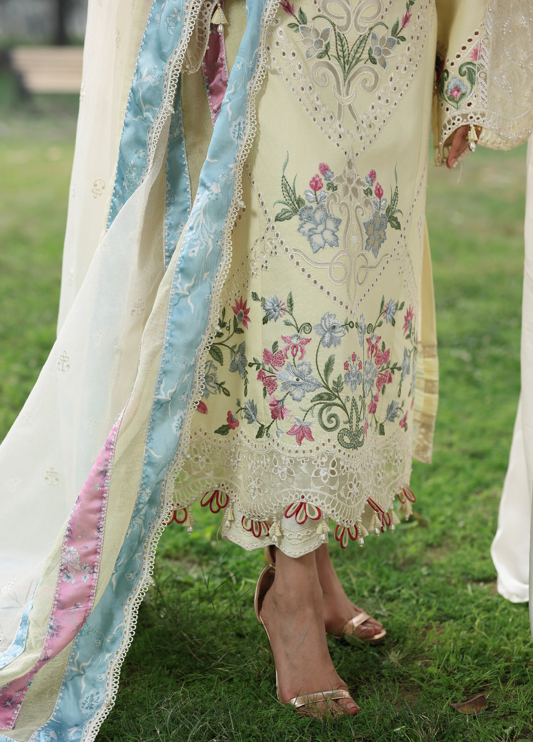 Tales of Petals by Sardinia Unstitched Embroidered Luxury Lawn 3 Pcs Suit SRD26UTP D-3 Daisy Dream – Festive
