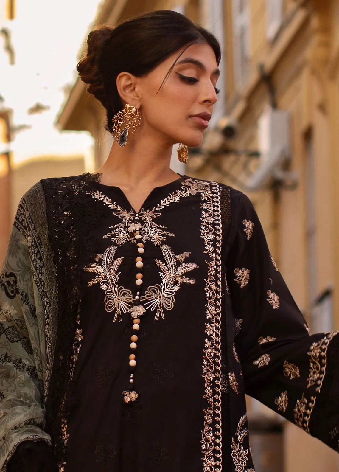 Zoha by Ansab Jahangir Embroidered Lawn Suit Unstitched 3 Piece ANJ25Z D-06 Black Lady – Summer Collection