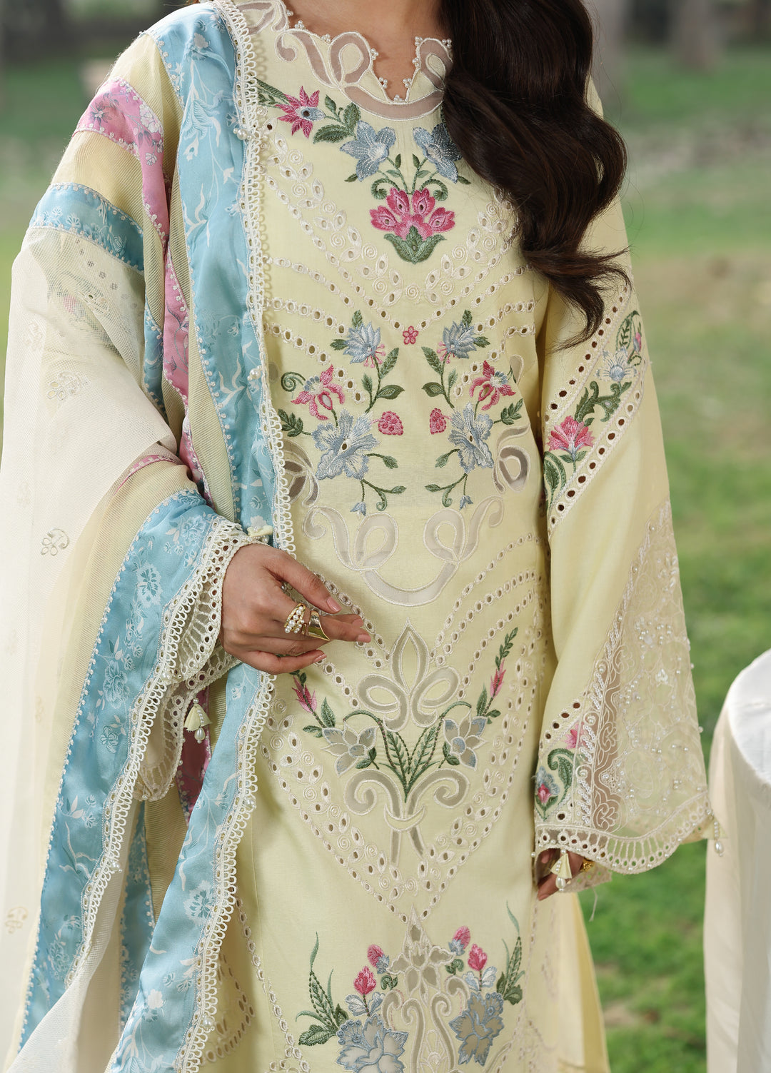 Tales of Petals by Sardinia Unstitched Embroidered Luxury Lawn 3 Pcs Suit SRD26UTP D-3 Daisy Dream – Festive