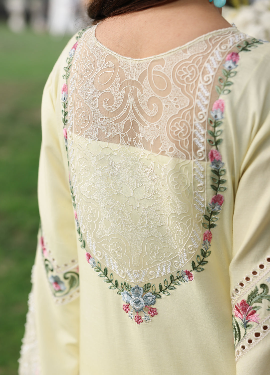 Tales of Petals by Sardinia Unstitched Embroidered Luxury Lawn 3 Pcs Suit SRD26UTP D-3 Daisy Dream – Festive
